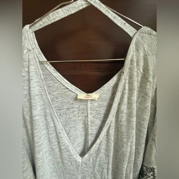 NWOT Hummingbird Plus Gray V-Neck Top with Long Sheer Embroidered Sleeves - Picture 6 of 10